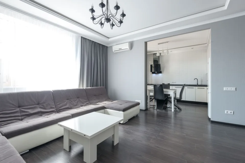 Bộ nồi chiên bày trên kệ gỗ
